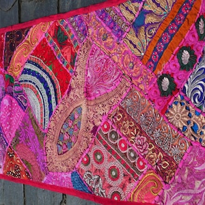 Tapiz de pared indio de patchwork en azul: decoración vintage con sari para un hogar bohemio.