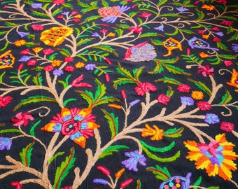 Indische bestickte Decke, Kashmiri Crewell Bettüberwurf, von Hand bestickt, Blumenmuster, boho, ethno, bunt, Doppelbett, Indien Decke