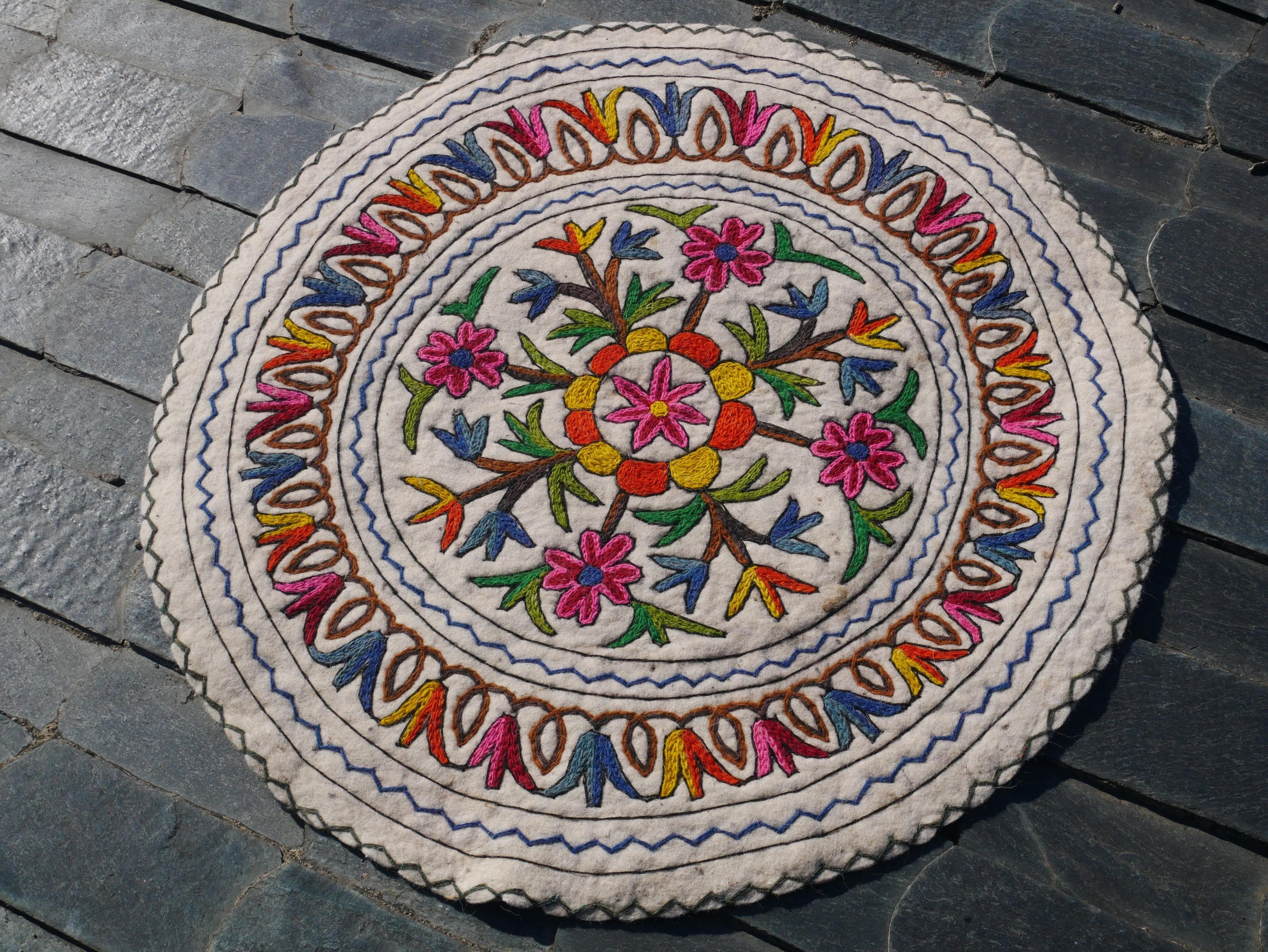 セール　限界価格　ナムダ　ウールラグ　ハンドメイド ボヘミアンウールラグ - カシミール産の手刺繍フェルトラグ