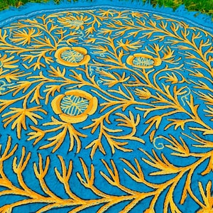 カシミールの丸いウールのカーペット - 手作りのフェルトと刺繍 |花柄曼荼羅 | 写真 花柄曼荼羅寝室やリビングルーム用の青いカーペット