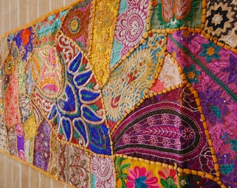 Indischer Patchwork Wandbehang aus Vintage Sari – Bunter Boho Wandteppich in Masala oder Waldgün