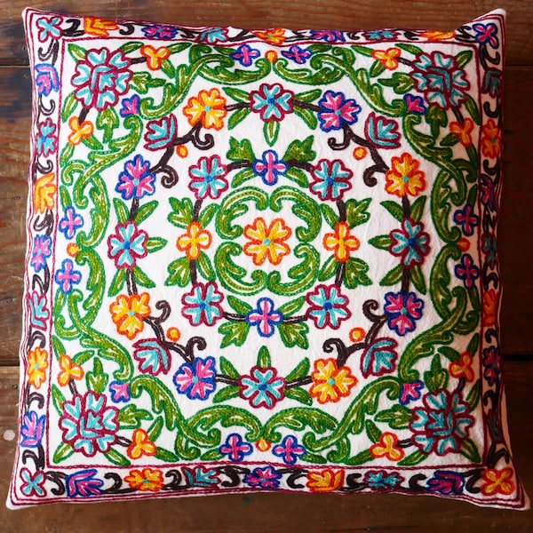 Boho Kissenbezug bestickt, 60 cm großes Kissen - Bodenkissen "Kashmir Garden" | Sitzkissenbezug - Yoga Geschenk | Nur Bezug