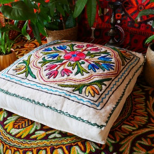 Poduszka do medytacji - ręcznie filcowana poduszka na siedzisko Namda | ręcznie haftowana poduszka podłogowa z Kaszmiru w stylu boho - wystrój hipisowski - prezent na poduszkę do jogi