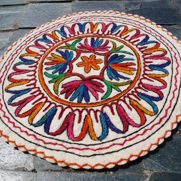 Alfombra de meditación pequeña alfombra de lana alfombra de fieltro bordada a mano de Cachemira - Alfombra Namda - regalo para ella, alfombra de piso de cojín de asiento de piso