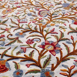 Kashmiri Crewel Bedspread – Handgeborduurde Indiase deken, bloemenmotief, kleurrijke boho-bedsprei voor tweepersoonsbed