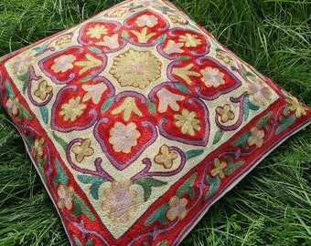 Handbesticktes Dekokissen Seide Kissen aus Kashmir in Indien Kissenbezug mit Blumen bestickt, handgefertigtes boho Kissen, Baumwolle