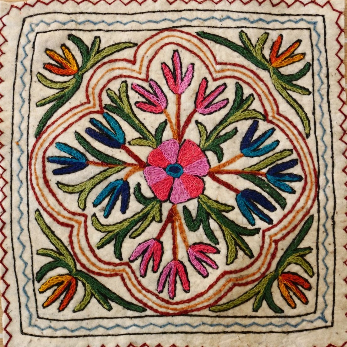 フロアマット - 瞑想マット - 小さな手織りフェルト刺繍ラグ