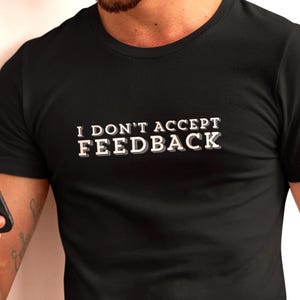 Pode incluir: Um conjunto de três canecas de cerâmica com acabamento salpicado e fosco. As canecas são em tons de creme, cinza claro e cinza escuro. Cada caneca tem um design simples e minimalista e uma alça arredondada. Para café ou chá.