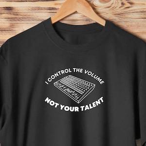 Jag kontrollerar volymen, inte din talang | Rolig ljudtekniker-T-shirt Ljudkillepresent, ljud, ljudtekniker-T-shirt, rolig ljudkille-T-shirt