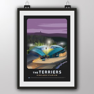 Könnte beinhalten: Eine digitale Illustration eines Fußballstadions bei Nacht. Das Stadion heißt "The Terriers" und befindet sich in Kirklees. Das Stadion ist von Bäumen und Hügeln umgeben. Der Himmel ist lila und das Stadion ist beleuchtet.
