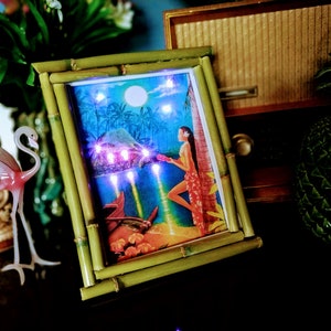 Cadre en bambou lumineux tiki, souvenirs de lune de miel polynésiens hawaïens tropicaux des années 50, cadeau de maison d'été rockabilly exotique de plage suspendu au mur image 1