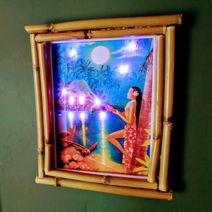 Cadre en bambou lumineux tiki, souvenirs de lune de miel polynésiens hawaïens tropicaux des années 50, cadeau de maison d'été rockabilly exotique de plage suspendu au mur image 4