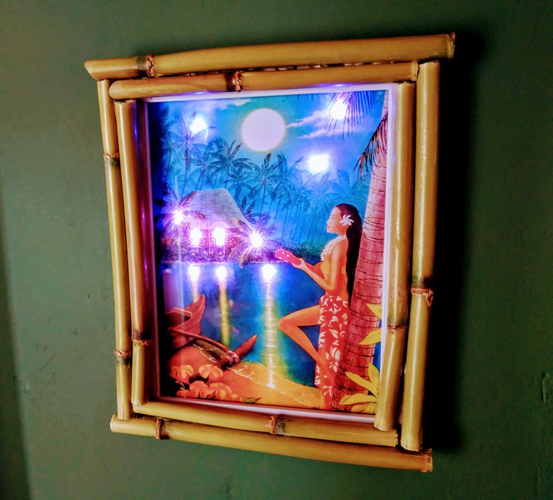Cadre en bambou lumineux tiki, souvenirs de lune de miel polynésiens hawaïens tropicaux des années 50, cadeau de maison d'été rockabilly exotique de plage suspendu au mur image 4