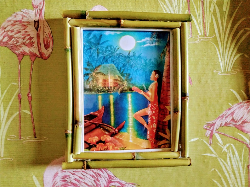 Cadre en bambou lumineux tiki, souvenirs de lune de miel polynésiens hawaïens tropicaux des années 50, cadeau de maison d'été rockabilly exotique de plage suspendu au mur image 2