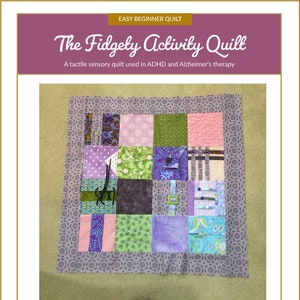 Puede incluir: Una colcha multicolor con una variedad de texturas y patrones. La colcha está hecha de cuadrados de diferentes telas, incluyendo morado, verde, rosa y azul. La colcha está etiquetada como "The Fidgety Activity Quilt" y "A tactile sensory quilt used in ADHD and Alzheimer's therapy".