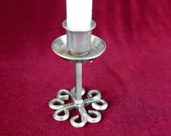 Candelabro de metal vintage hecho a mano: decoración rústica alemana de mediados de siglo