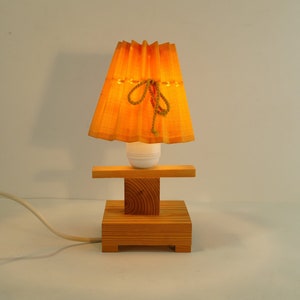 Vintage tafellamp, antiek hout en lamp, bureaulamp, pianolamp, nachtstandlamp, romantisch licht. Decoratieve lamp
