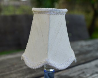Französische Vintage weiße Lampenschirme. Stoffüberdeckte Lampenschirme, Fransen lampenschirme Boho, Shabby chic, Retro Lampenschirme, Lampenschirme