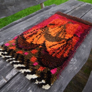 Vintage Zweeds wollen borduurtapijt: rustieke wanddecoratie