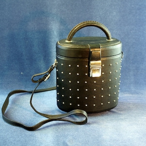 Vintage leather black shoulder bag. Very good quality bag Black shoulder bag