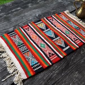 Tapis Kilim vintage : chemin de table en laine multicolore tissé à la main (70 x 36 cm)