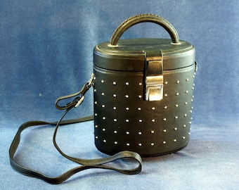 Vintage leather black shoulder bag. Very good quality bag Black shoulder bag