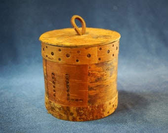 Vintage Swedish Birch Bark Jewelry Box with lid Hand Made Birch Bark Basket Organic Box Scandinavian folk art Round wooden box Rustic decor