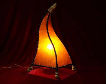 Schwedische Vintage Lampe Nachtlicht Retro Light, Schmiede, schwedische Designer 70er Jahre Ungewöhnliche Tischlampe, Schmiedeeisen, rotes Leder handgefertigt