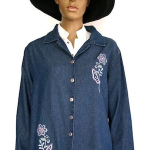 Boho Denim shirt met borduurwerk Vintage Blue Denim Jean shirt van ADRIAN DELAFIELD Maat L Vintage damesblouse Veelkleurige spijkerjasje