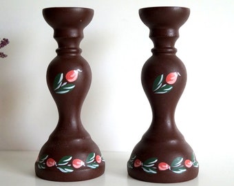 Castiçais de madeira esculpidos à mão vintage: conjunto de castiçais pintados na Suécia