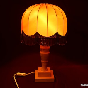 Vintage tafellamp, antiek hout en lamp, bureaulamp, witte lamp, pianolamp, nachtkastjelamp, romantisch licht. Decoratieve lamp