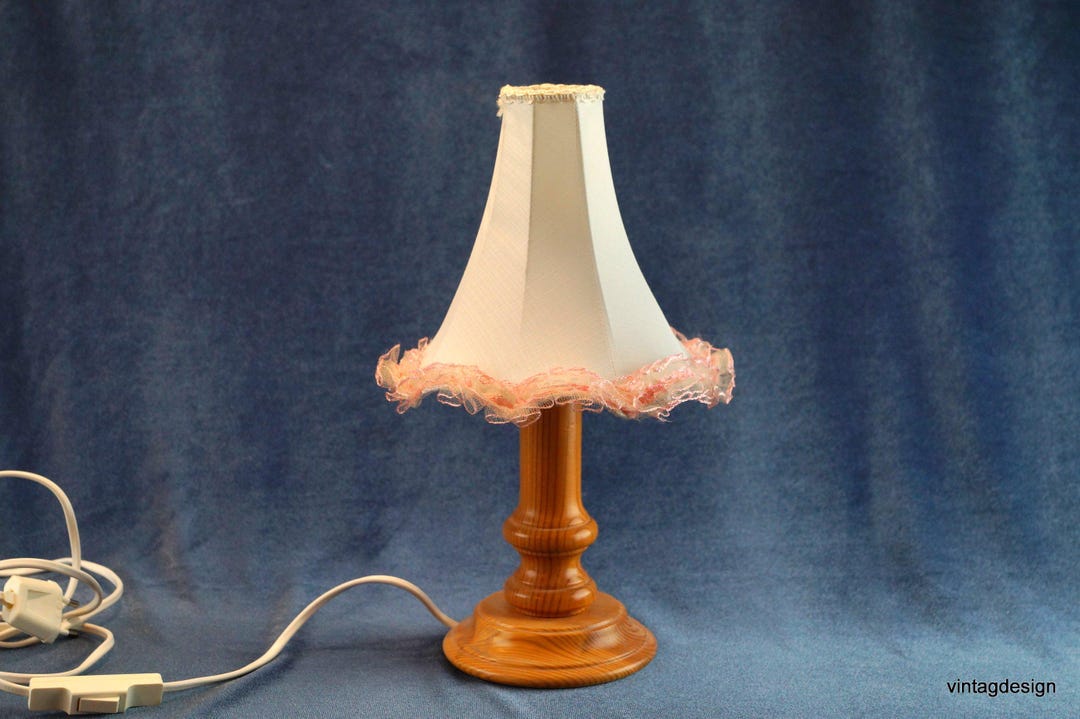 ヴィンテージスウェーデン製木製テーブルランプ：ロマンチックなベッド