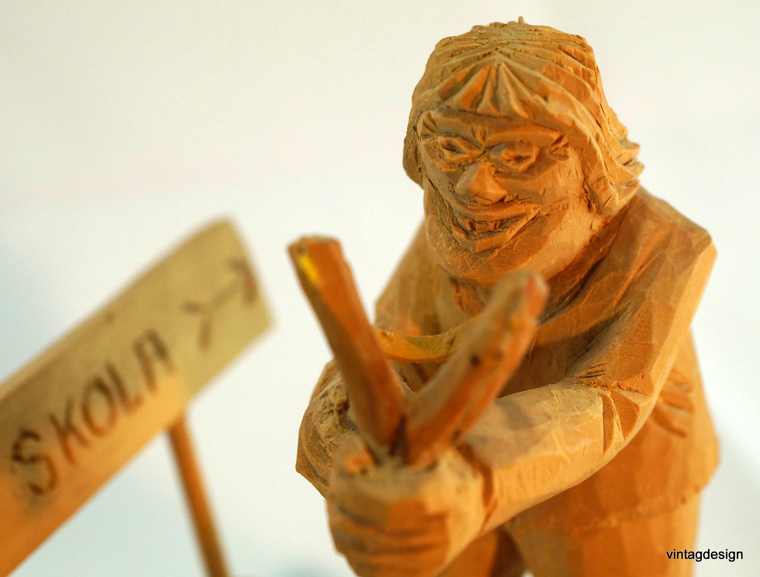ヴィンテージスウェーデン製木彫り人形：用務員と大工のサイン入り彫刻