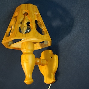 Vintage Zweedse houten wandkandelaar Houten nachtlampje Handgemaakte houten wandverlichting Elektrische wandkandelaar Scandinavisch design houten wandlamp