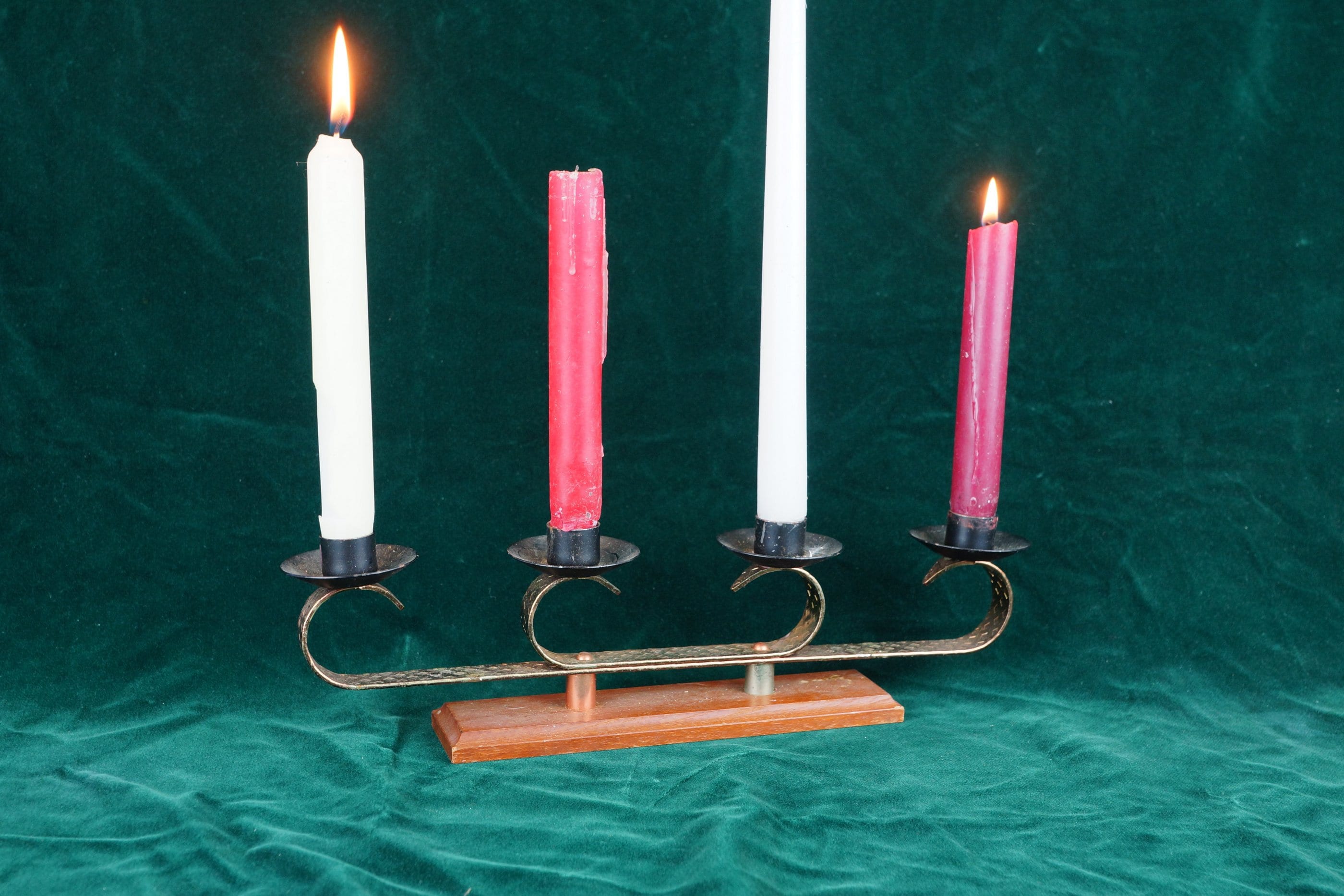 Portacandele Conici A Fiocco – Set Di 2 In Metallo, Bianco, Altezze 8 E 10 Pollici, Per Decorazioni Tavola E Casa