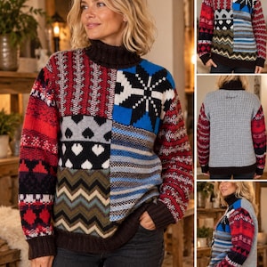 Op de afbeelding: Een trui met lange mouwen en col met een patchworkontwerp met diverse breipatronen in rood, blauw, zwart, grijs en wit. De voorkant toont geometrische vormen, hartjes en een sneeuwvlokmotief, terwijl de achterkant effen grijs is met tekst.