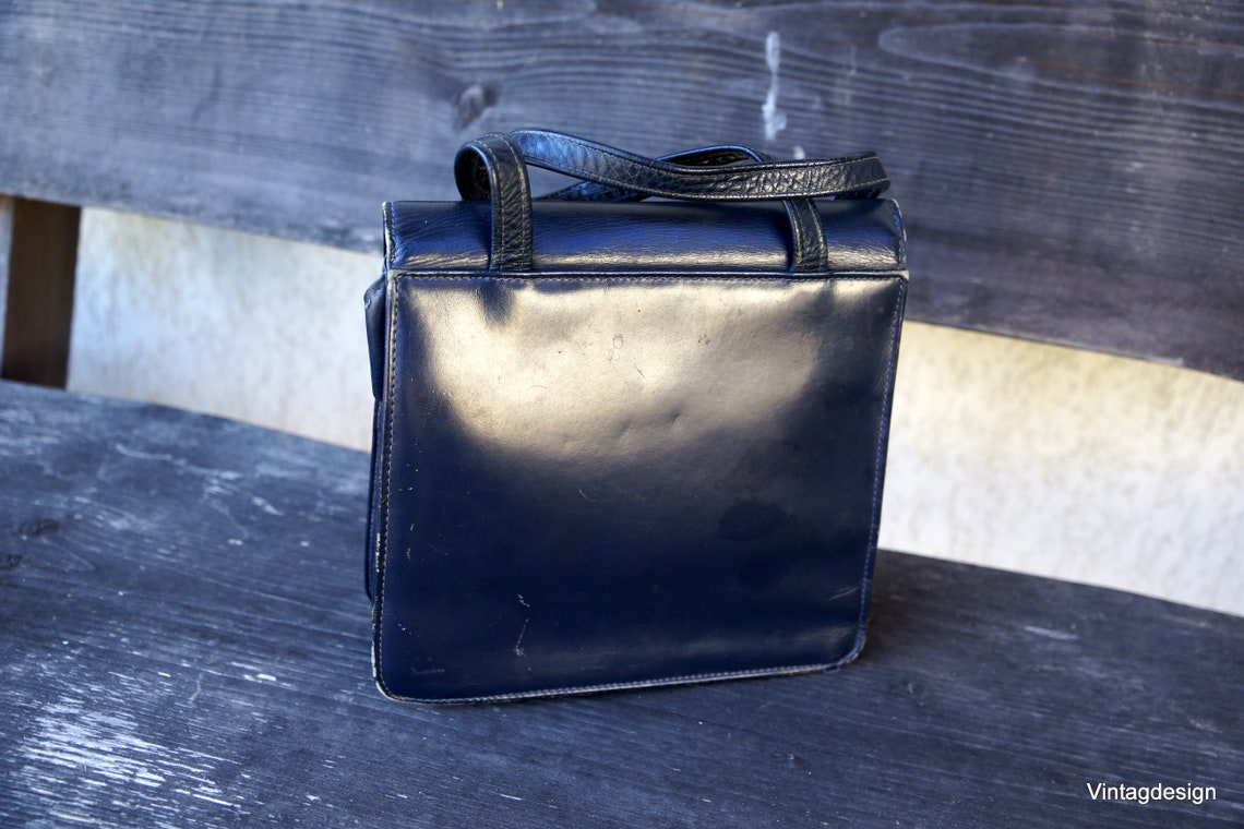 Vintage Blue Leather Handbag: Minimalist Functional Purse, foto 4 di 5