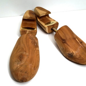 Schuhleisten aus Holz. Aufklappbare Vintage Industrial Chic Display Pieces, Schuhspanner, Schuhspanner, Schuhform, Holzschuhformen, Holzschuhleisten