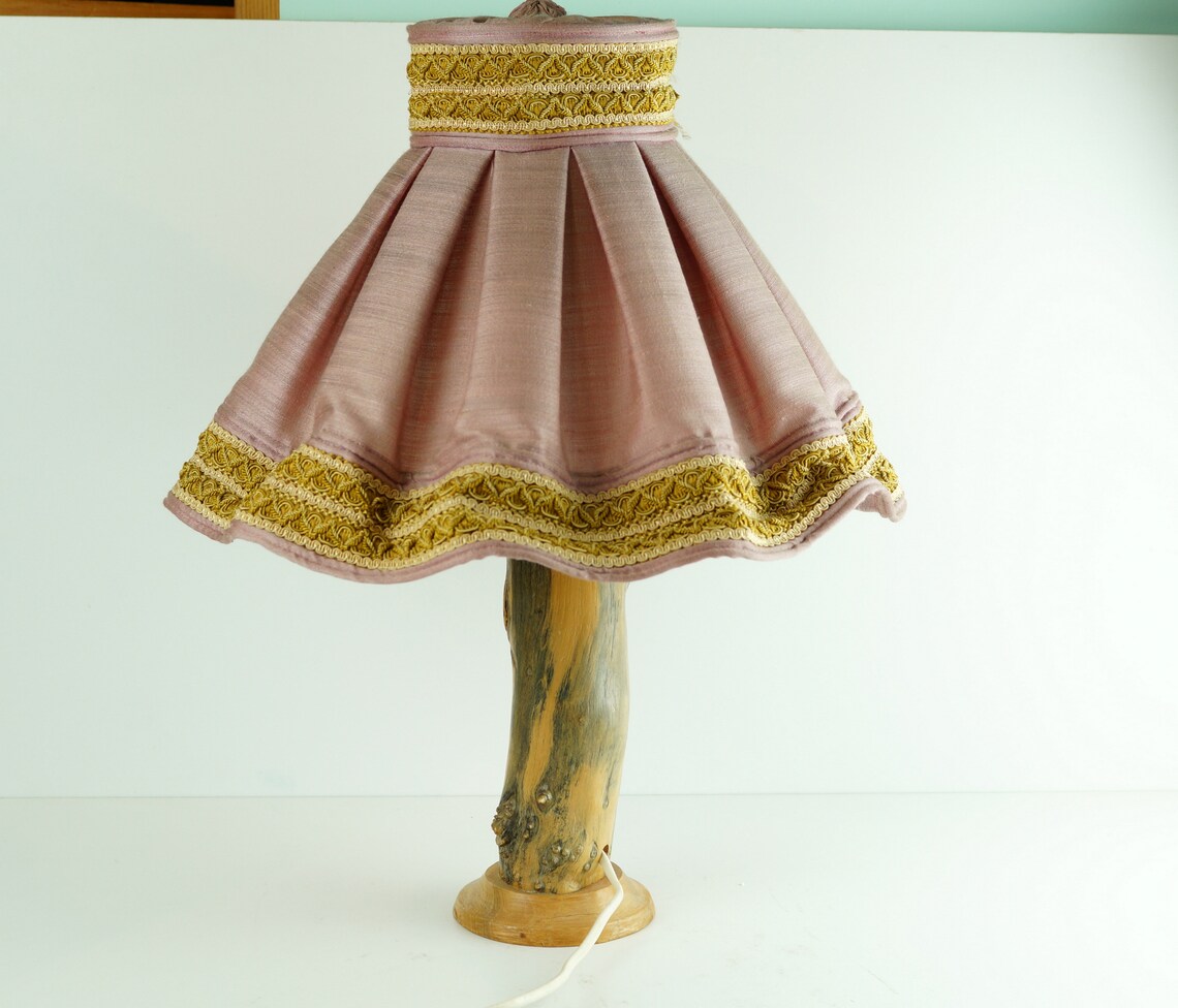 Vintage Wooden Table Lamp: Pink Textile Shade, Swedish Desk Lamp, foto 3 di 5