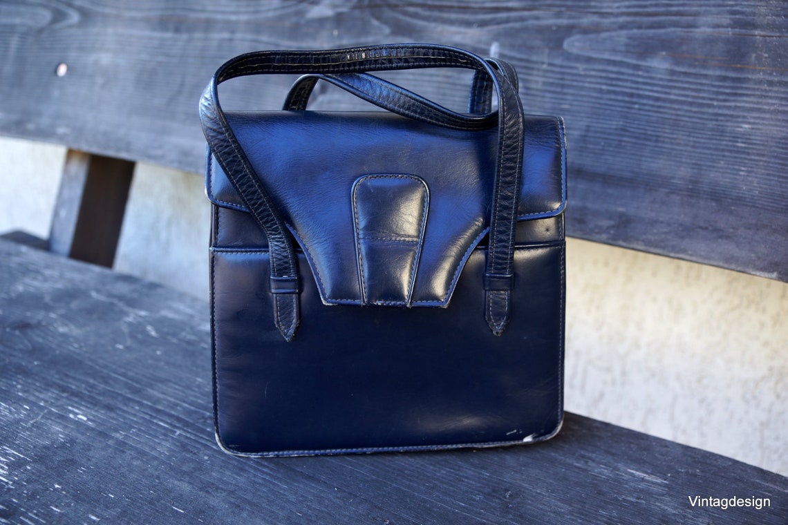 Vintage Blue Leather Handbag: Minimalist Functional Purse, foto 2 di 5