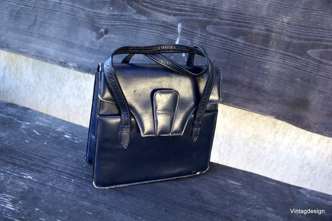 Vintage Blue Leather Handbag: Minimalist Functional Purse, foto 3 di 5
