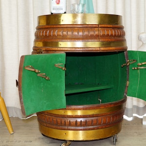 Barrel bar en opbergkast, handgesneden uit de jaren 1950 met koperen hoepels, exclusief rustiek huisdecor, Beieren
