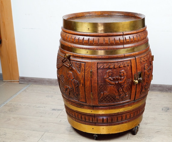 アンティーク 樽 キャビネット 手彫りの樽型バーキャビネット：1950年代のバイエルン風の素朴な装飾