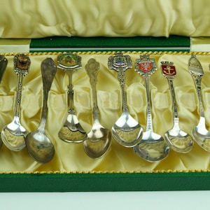 Cuillères Cg Hallberg en argent émaillé de 1932 : symboles de la ville suédoise, 12 pièces