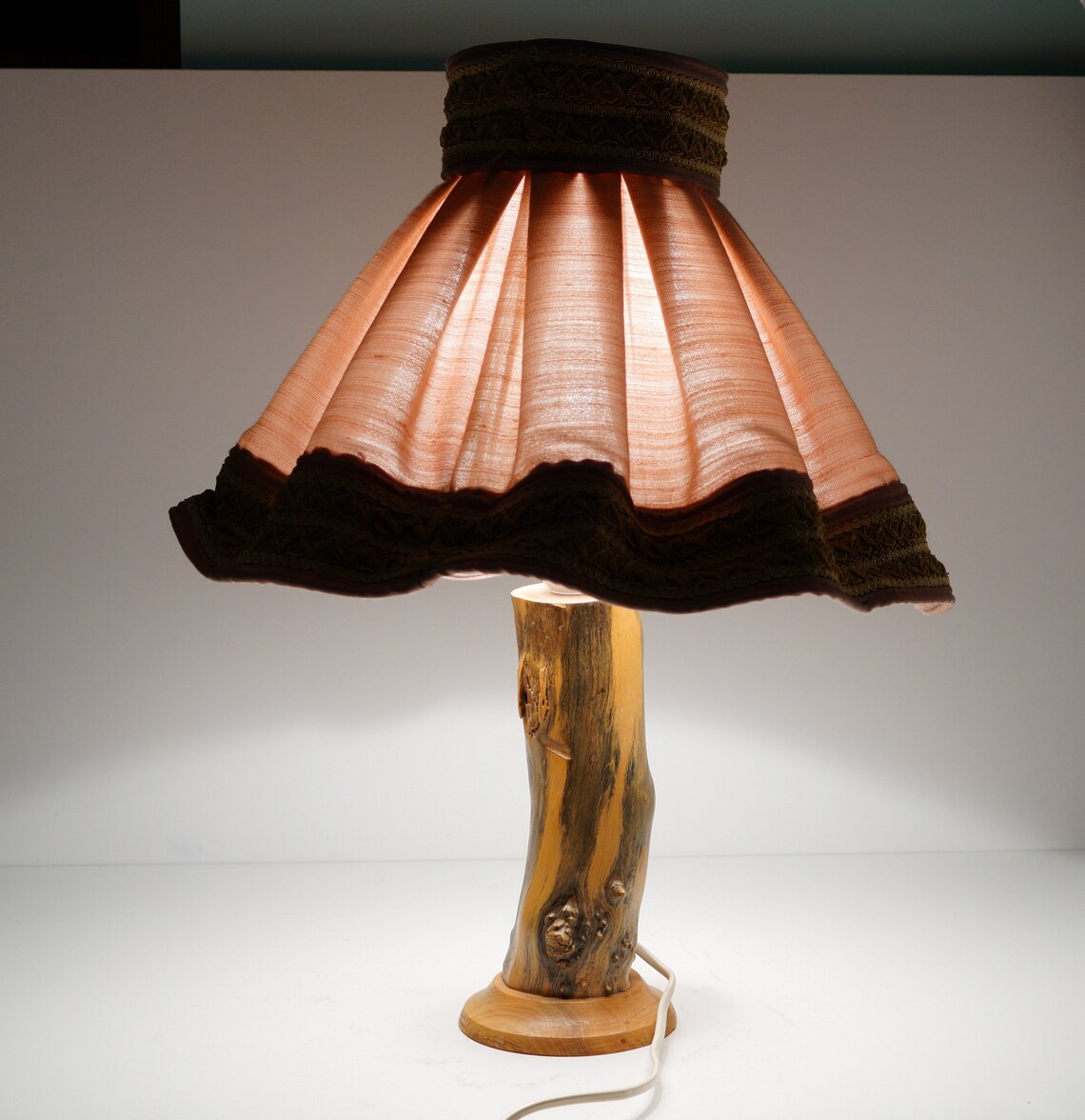 Vintage Wooden Table Lamp: Pink Textile Shade, Swedish Desk Lamp, foto 2 di 5