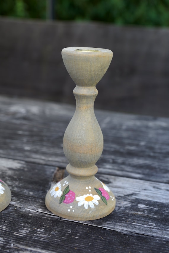 ヴィンテージの手彫り木製キャンドルホルダー：スウェーデンの花柄