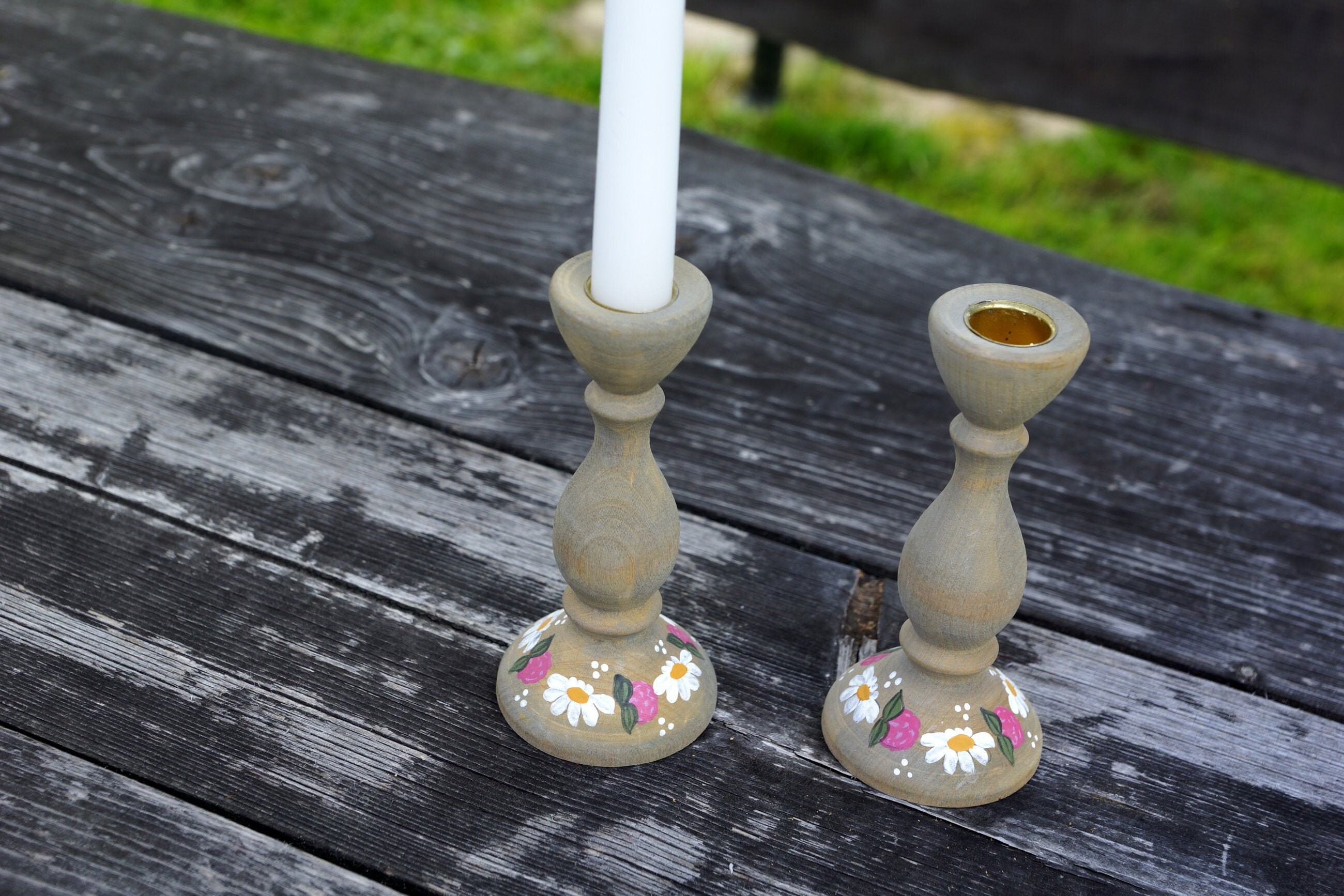 ヴィンテージの手彫り木製キャンドルホルダー：スウェーデンの花柄