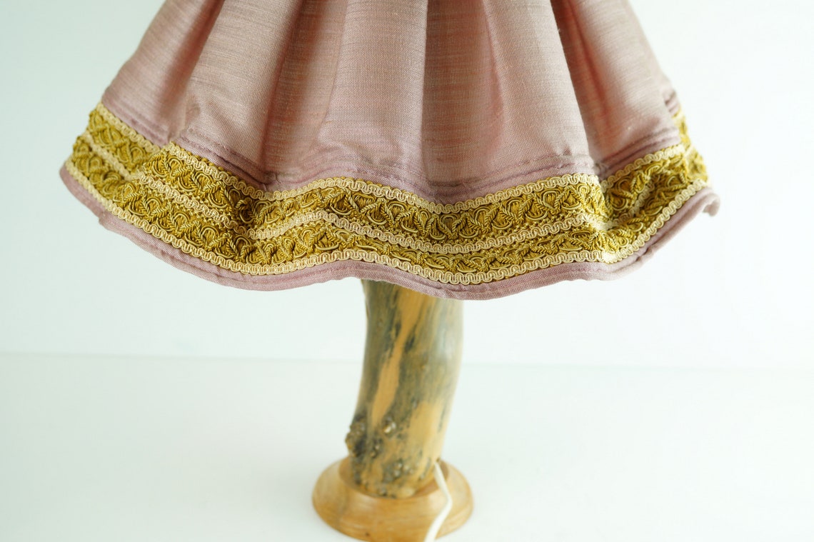 Vintage Wooden Table Lamp: Pink Textile Shade, Swedish Desk Lamp, foto 4 di 5