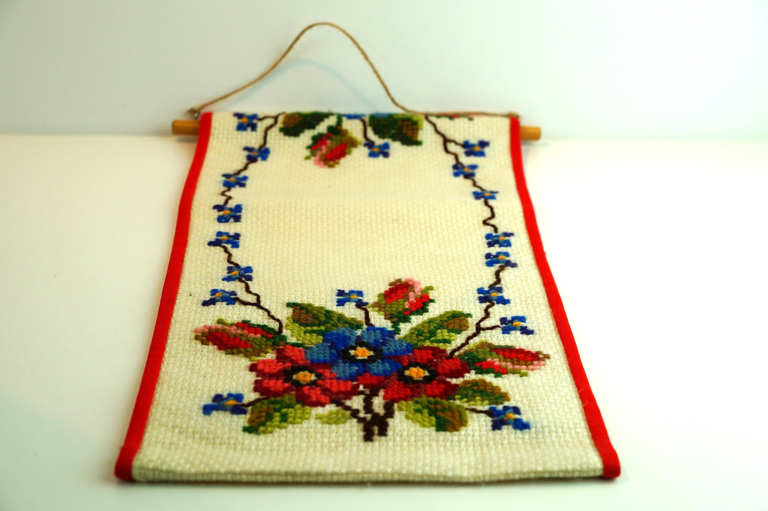 スウェーデン刺繍の壁掛け：花柄の民芸品 - Etsy 日本