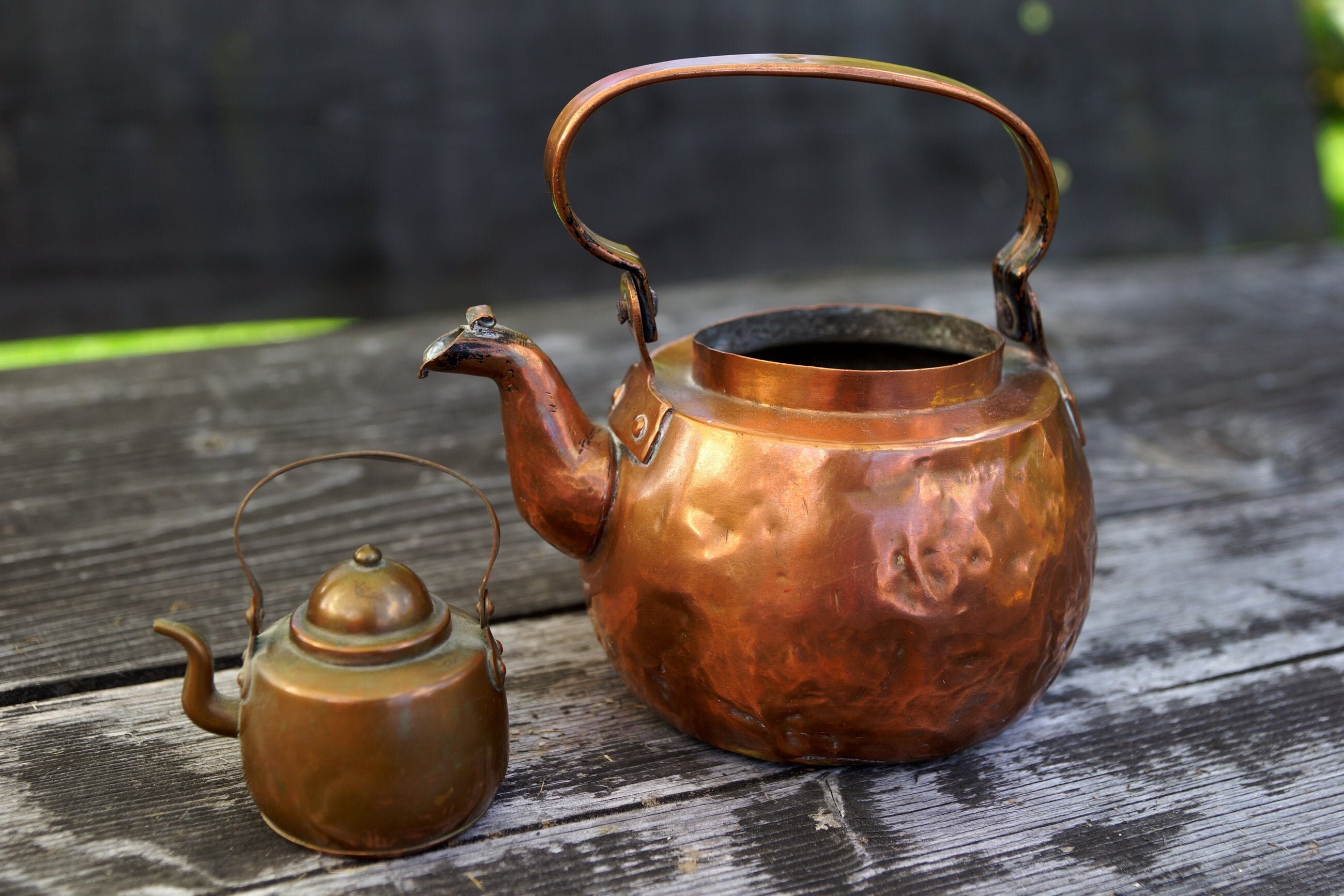アンティーク銅缶セット：真鍮ハンドル付きミッドセンチュリーキッチン
